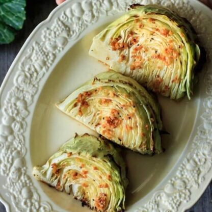 Капустные дольки в чесночном масле